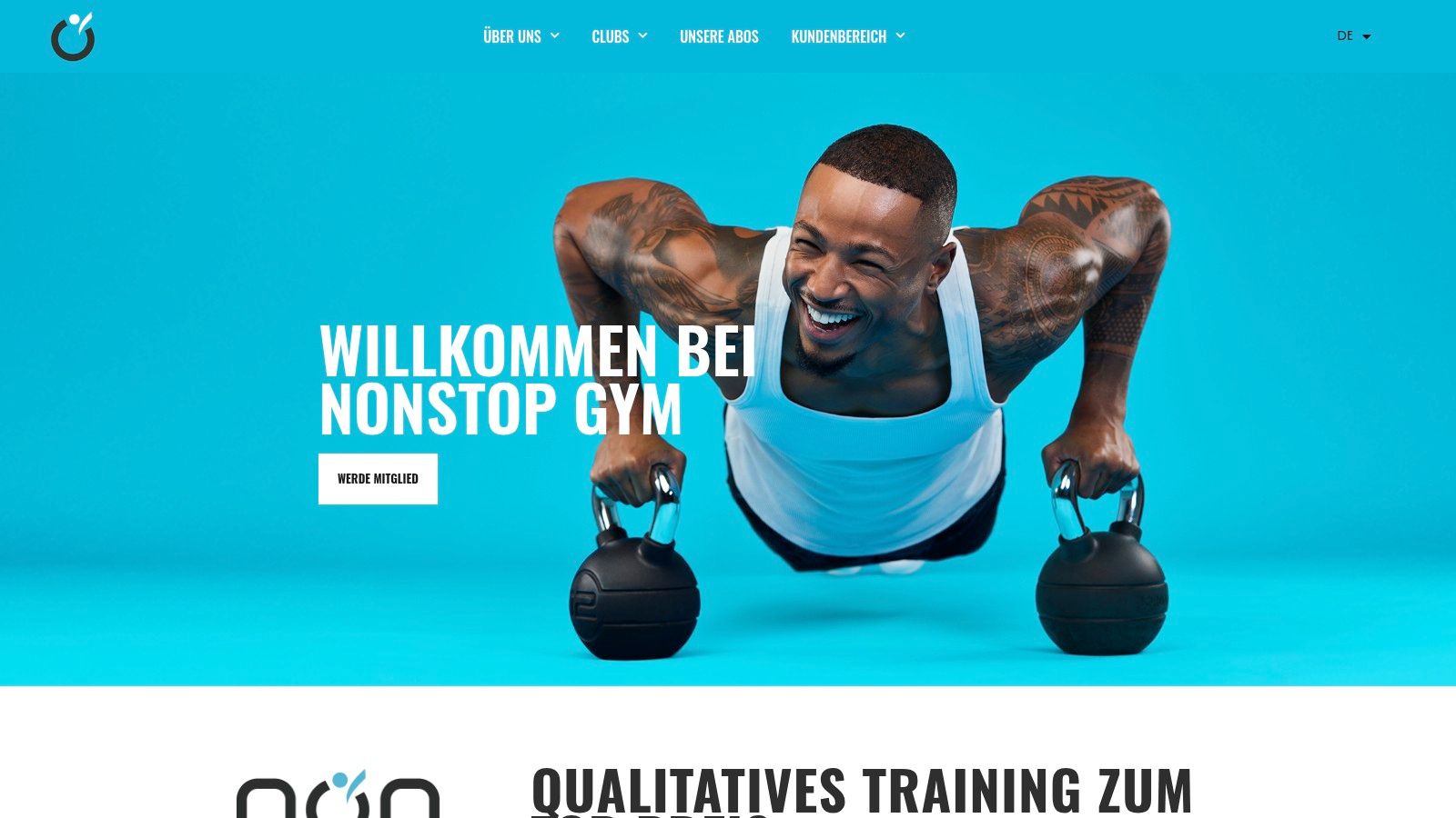 Eine Person beim Training an Geräten in einem NonStop Gym, was die Fokussierung auf das Wesentliche unterstreicht.