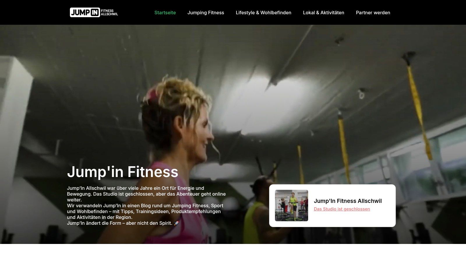Eine Trainerin leitet eine Jumping Fitness Klasse bei Jump'In Fitness Allschwil an
