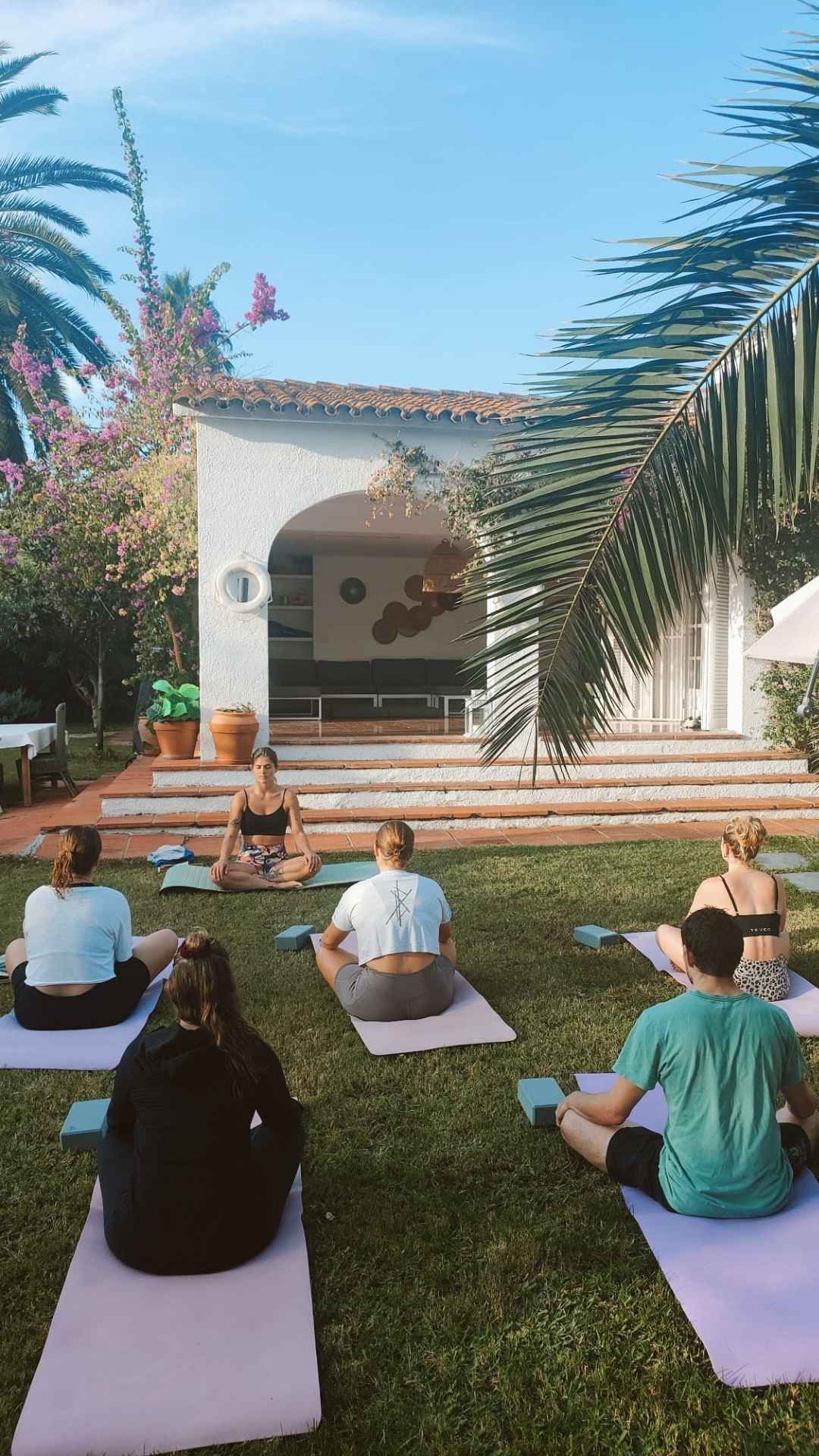 yoga im garten spanien retreat