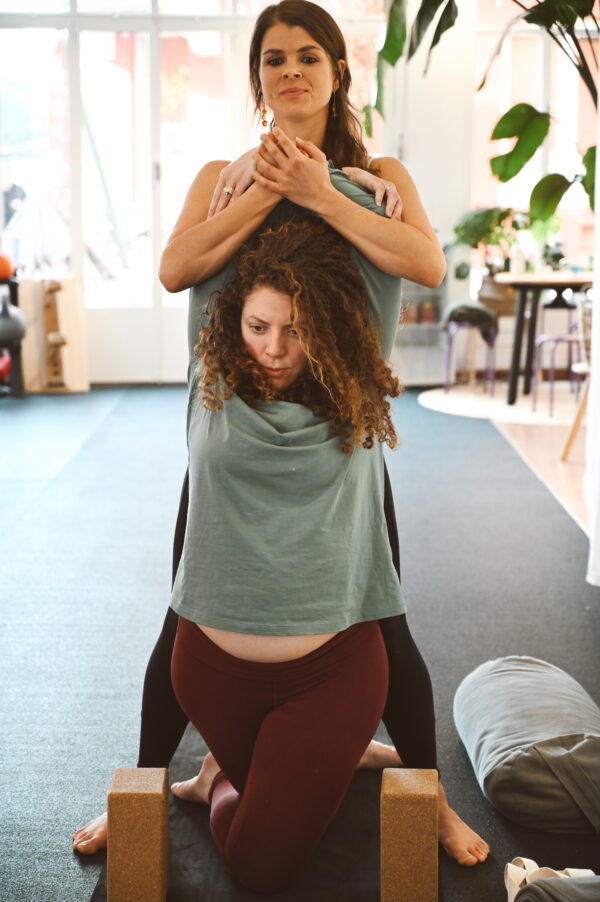 yoga teacher training laura übung